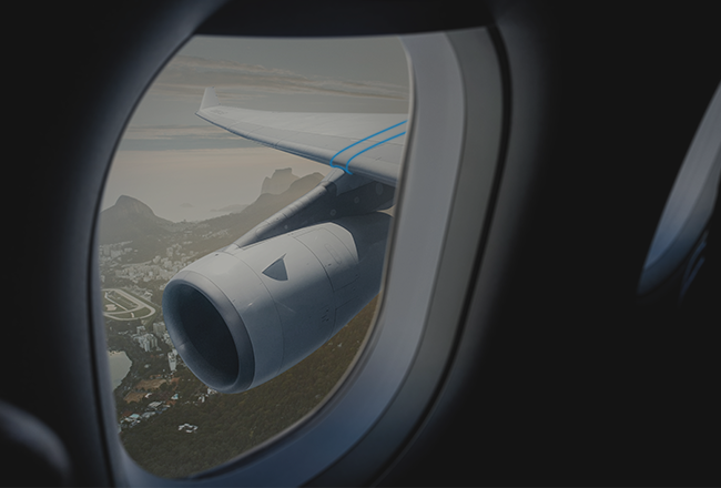 Ein Flugzeugfenster mit dem Ausblick auf Rio de Janeiro (photo)